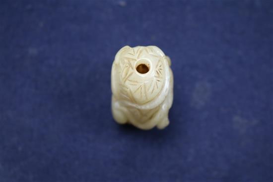 A Chinese carved hardstone snuff bottle 5.5cm